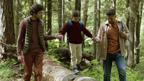 familia caminando por el bosque