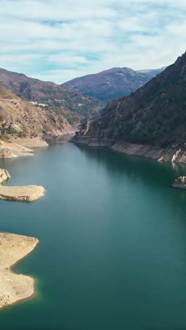 embalse de canales en granada, españa en el día