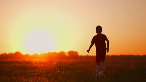 Una-Imagen-De-Deporte-De-Acción-De-Un-Grupo-De-Niños-Jugando-Fútbol-Para-Hacer-Ejercicio-Antes-Del-Atardecer