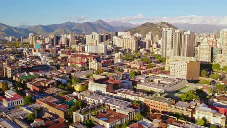 Toma-Aérea-De-Establecimiento-De-Edificios-Del-Barrio-Brasileño-De-Santiago,-Island-Hill-Al-Fondo