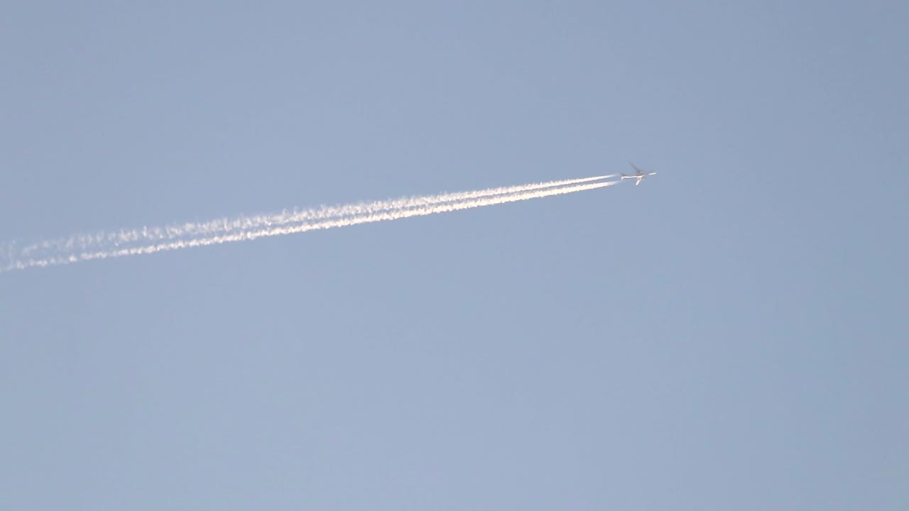 самолет вылетает из кадра в ясную погоду