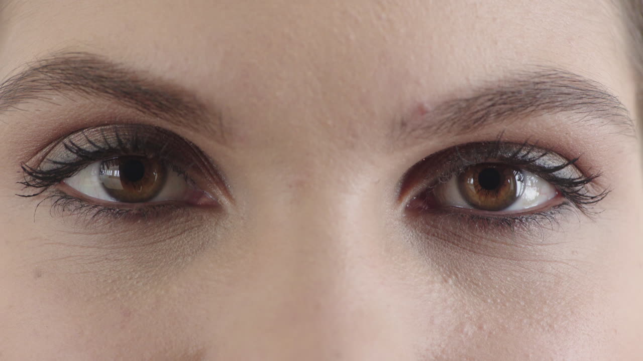 mujer joven de ojos marrones mirando emoción usando maquillaje cosméticos expresión de belleza femenina