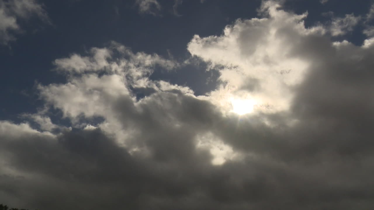 cielo nublado con el sol asomando a través