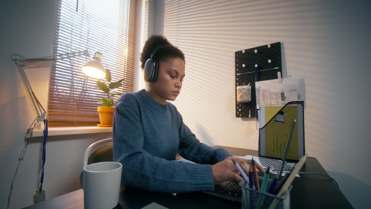mujer joven estudiando en casa