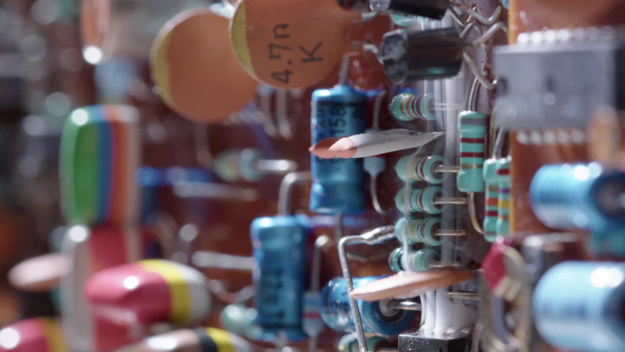 los componentes eléctricos defectuosos comienzan a fumar después de un cortocircuito, zoom in