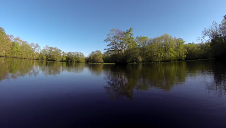 Tiro-De-Camiones-Delanteros-Montados-En-Bote-En-El-Río-Pokomoke,-Maryland