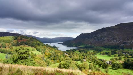 zeitrafferschwenk im seengebiet, das ullswater im herbst zeigt