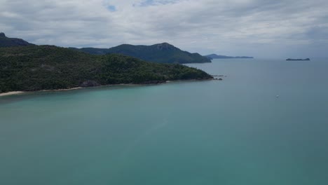 Aguas-Serenas-De-La-Entrada-De-La-Colina-Cerca-De-La-Playa-De-Whitehaven-En-La-Isla-De-Whitsunday,-Qld,-Australia