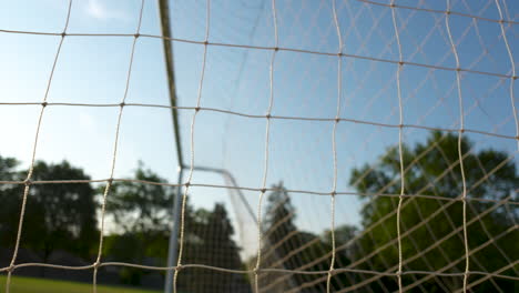 Nahaufnahme,-Blick-Durch-Ein-Fußballnetz-In-Der-Frühen-Morgensonne