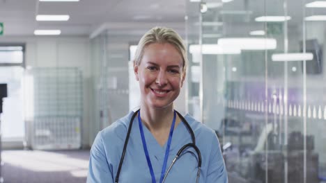 Retrato-De-Una-Doctora-Sonriendo-En-El-Hospital