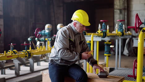 worker eating and drinking