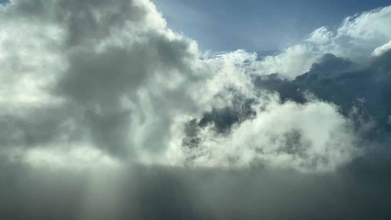 volando a través de las nubes a la luz del día