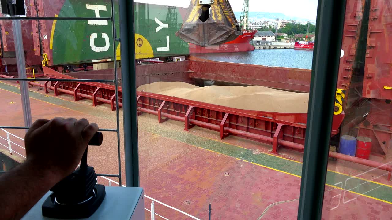 varna, bulgaria : jul 03, 2018 - cabina de operación de la grúa para el control de todos los equipos de la grua. el operador de la grulla controla todas las funciones de la grúas en el interior.