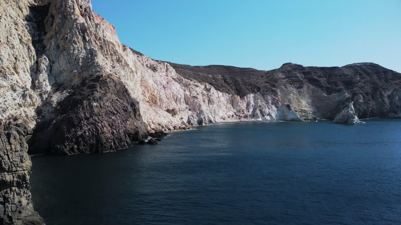 바위 산, 하얀 해변, 산토리니 섬 위의 조감도