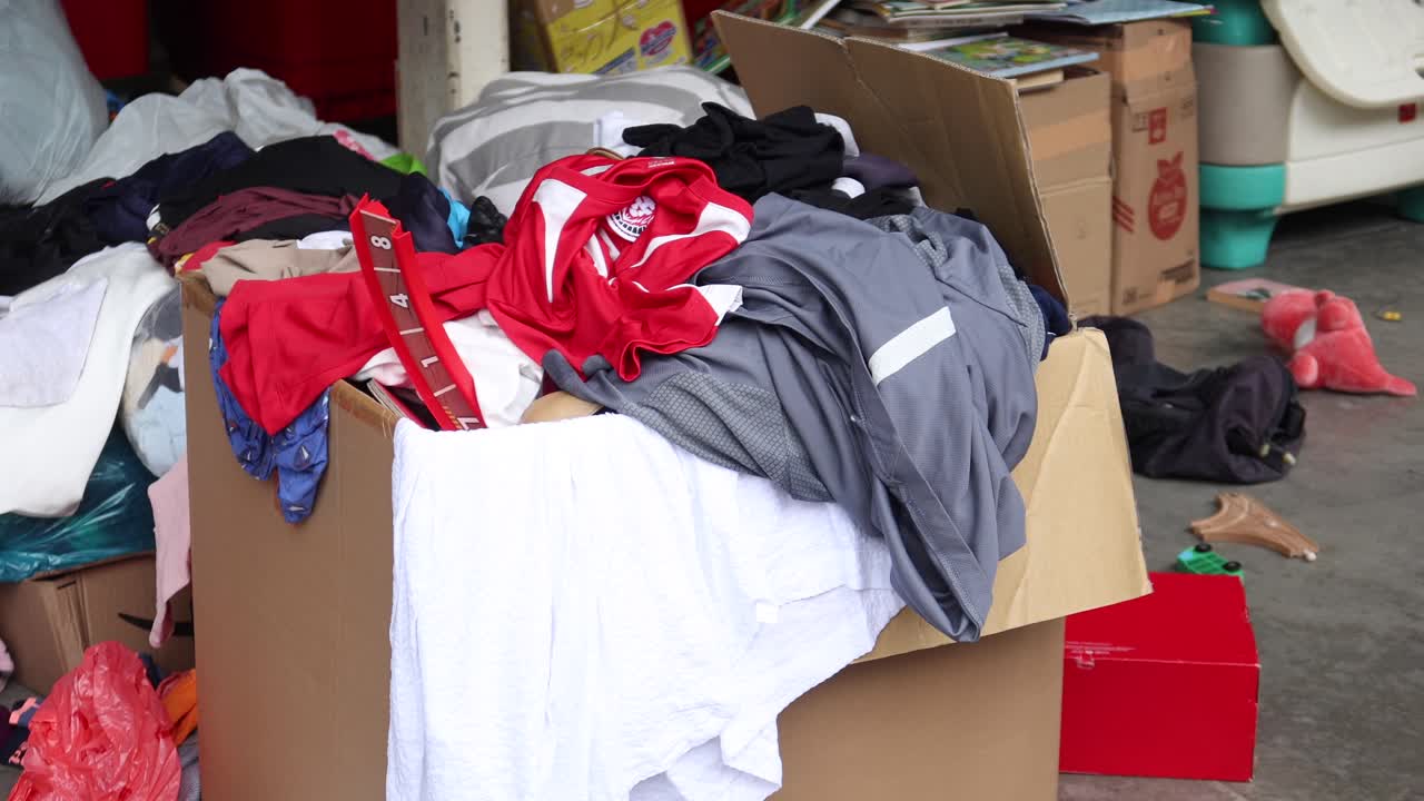 caja de cartón llena de ropa