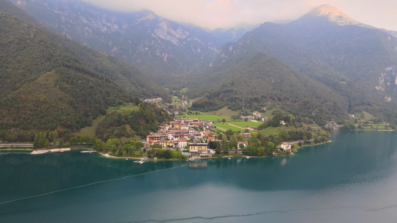 Vista aerea di Ledro con il lago, Trentino, Val di Ledro nel Nord Italia.