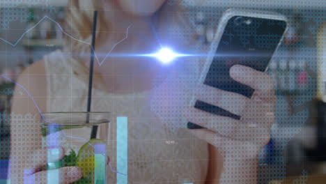 animación de luz y gráficos sobre la sección media de una mujer caucásica usando un teléfono inteligente
