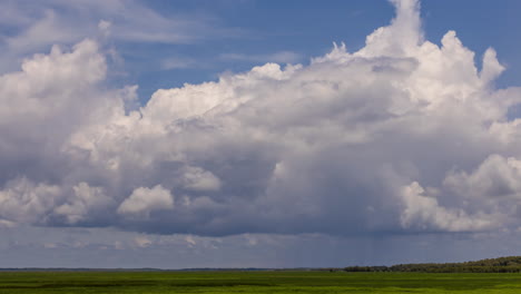 lapso de tiempo de nubes de tormenta tropical con lluvia a medida que se mueve a través de humedales en el territorio del norte durante la estación húmeda