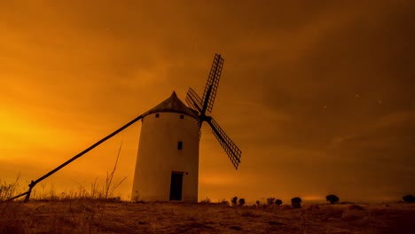 Timelapse-De-Un-Molino-De-Viento-En-Una-Noche-Nublada