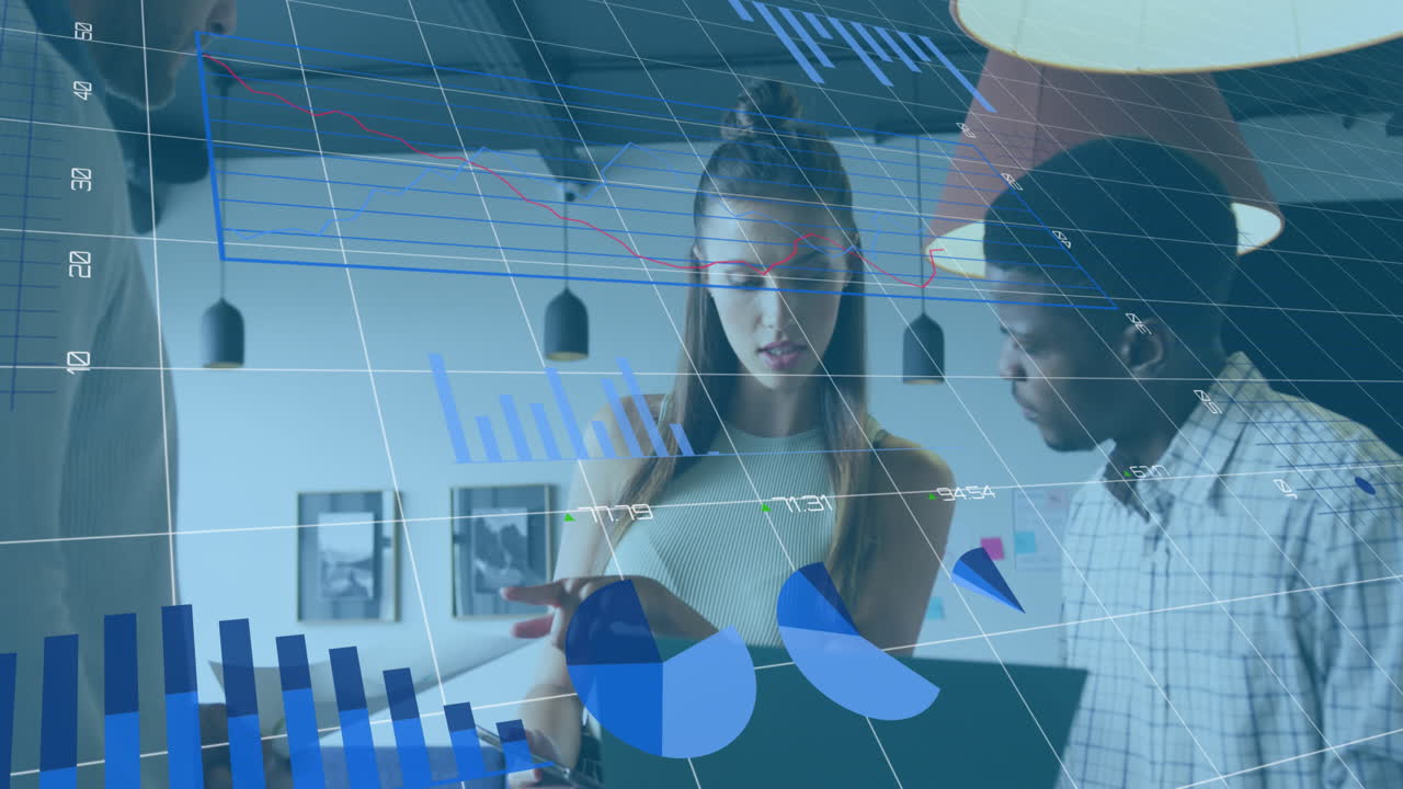 animación de múltiples gráficos y números cambiantes, diversos compañeros de trabajo discutiendo informes en la oficina