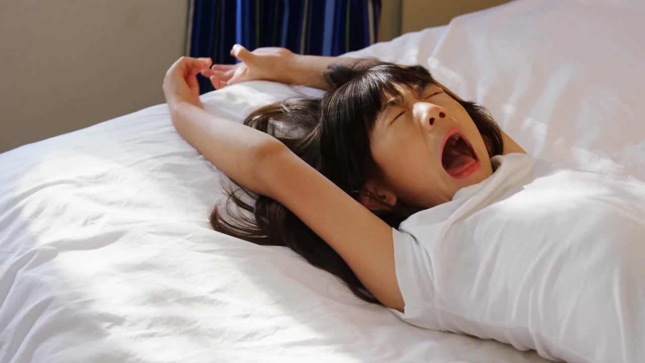 침실 4k에서 침대에 문지르는 소녀