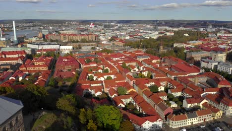 Empuje-La-Antena-Sobre-El-Techo-Rojo-De-La-Ciudad-De-Gotemburgo,-Suecia