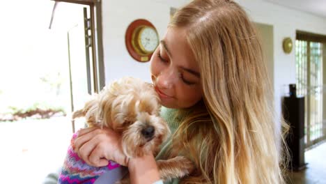 frau hält ihren hund zu hause 4k