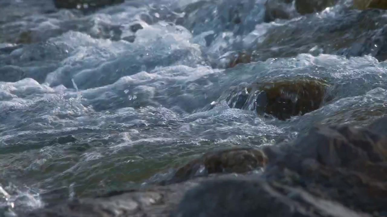 Ruscello di montagna che scorre tra le pietre.