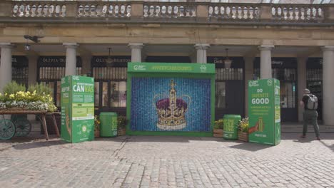 Imagen-De-Una-Corona-Hecha-Con-Latas-Recicladas-En-Covent-Garden,-Londres,-Gran-Bretaña.