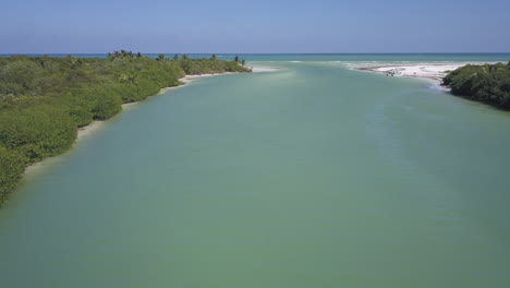 Tiefflug-Am-Sian-Ka&#39;an-Reserve-Einlass-Zum-Karibischen-Meer-Dahinter