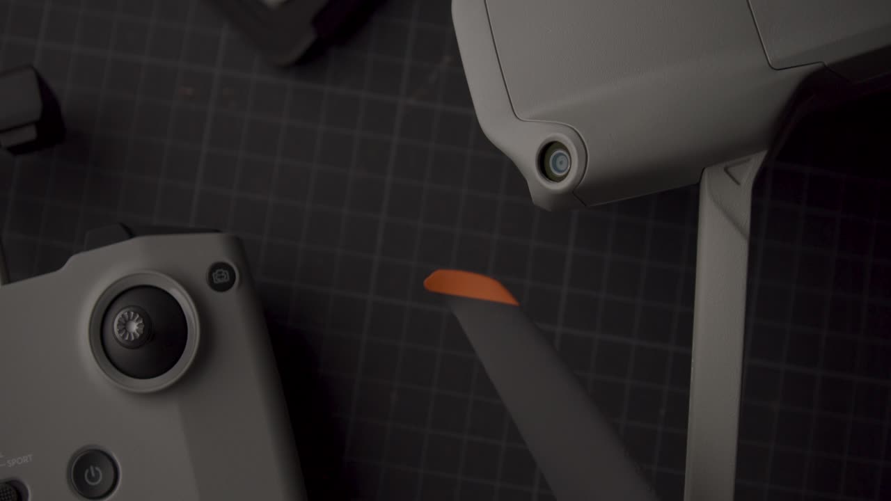 dolly forward birdseye shot de drone y sus partes en el suelo