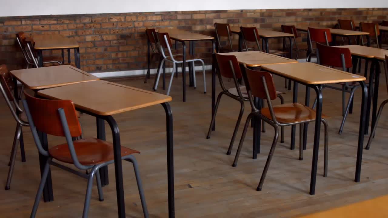 Icona tavolozza colori su sfondo aula