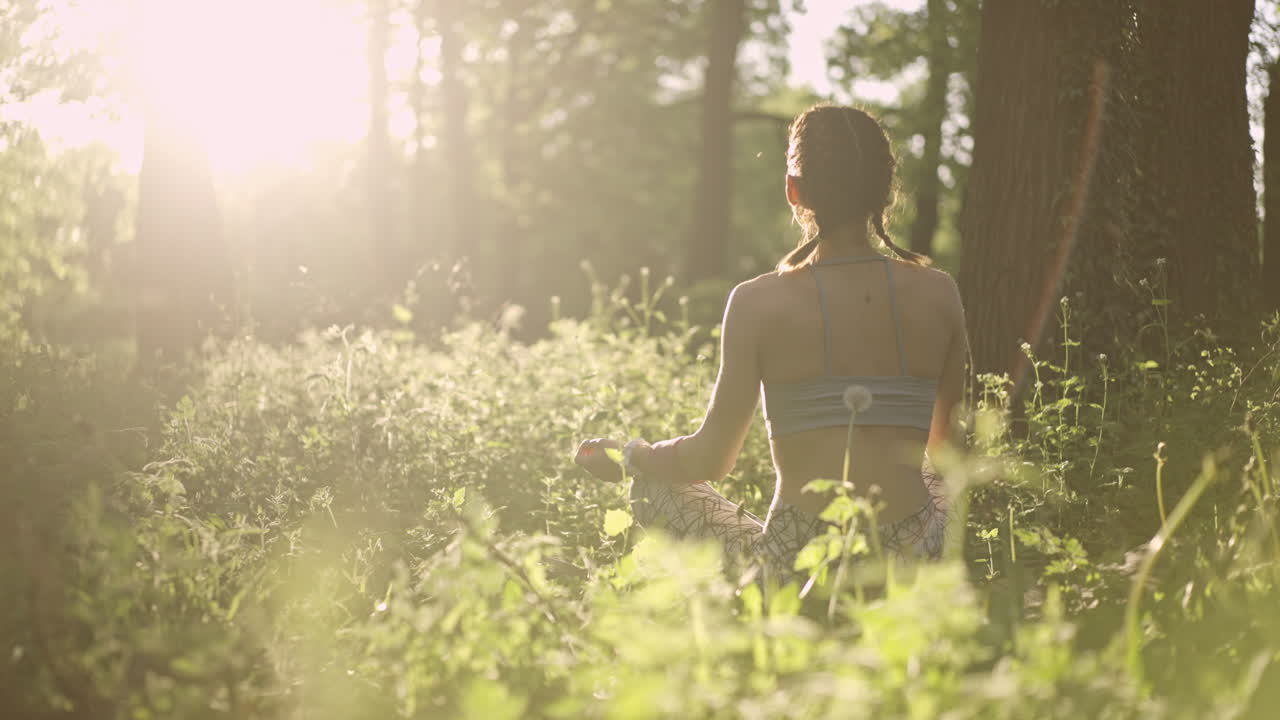 자연 속에서 명상하는 여성