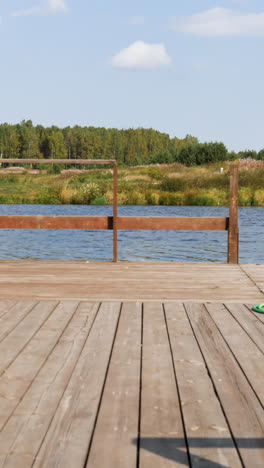 un muelle de madera en un lago tranquilo