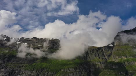 Gebirgswolken-Draufsichtlandschaft.-Schöne-Natur-Norwegen-Naturlandschaft