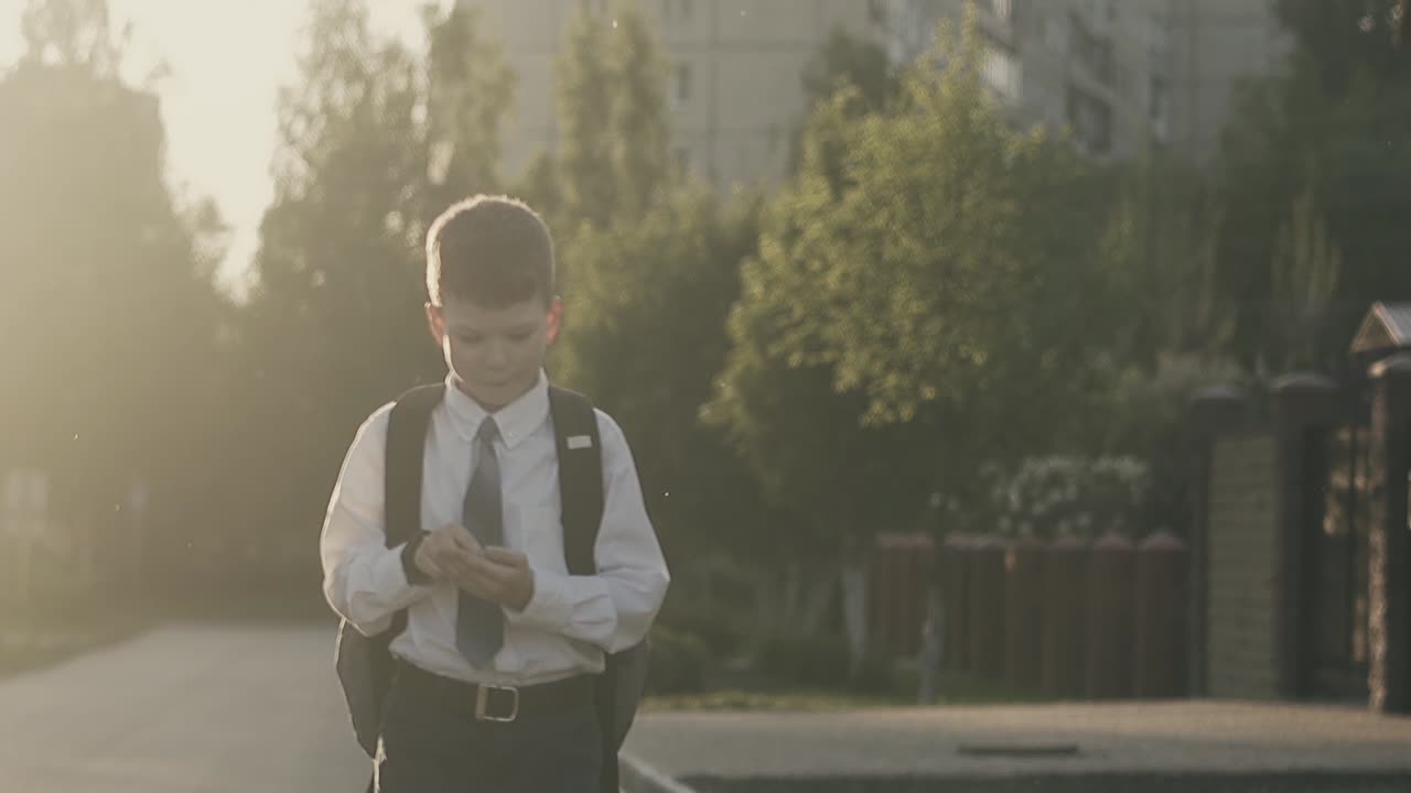 школьник идет по улице и думает, что считал на пальцах.