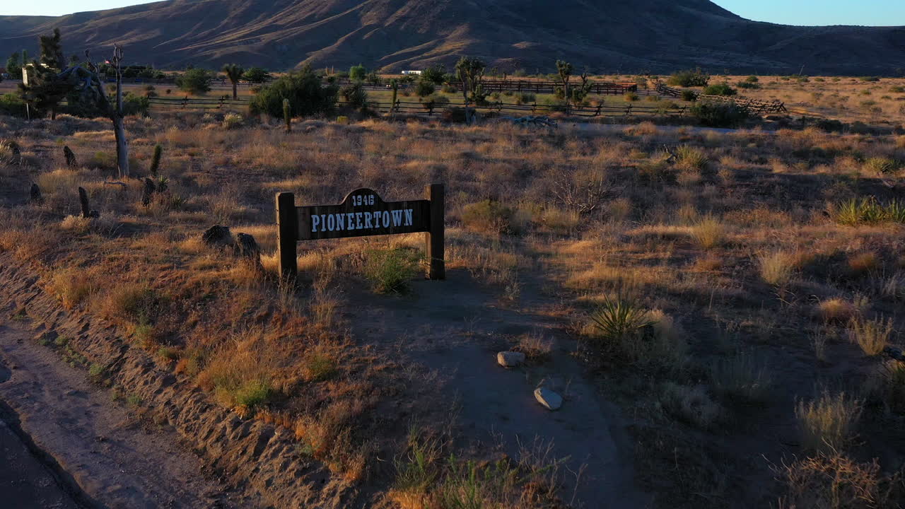 toma aérea de un dron del letrero en pioneertown