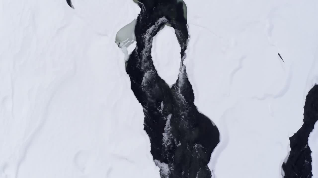 Puro virtaa lumisessa maastossa talvella 4k