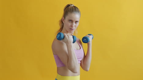 mujer haciendo ejercicio con pesas