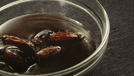 barra de chocolate para cocinar con frutas de dátiles. dulces caseros