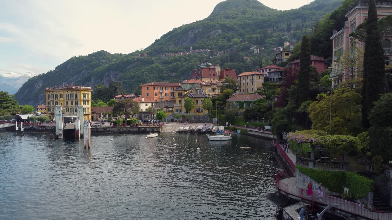 fotografía aérea del puerto de transbordadores en varenna, lago de como, italia