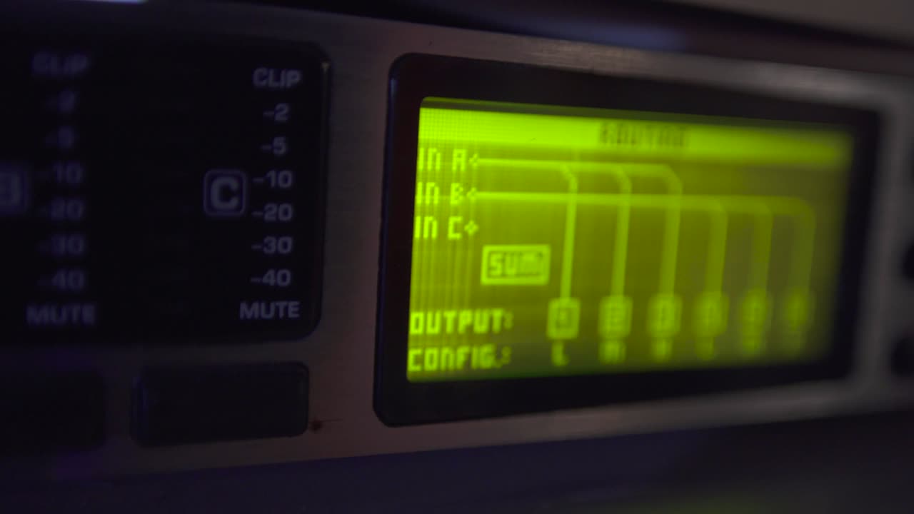 전문 오디오 장비의 디지털 사운드 콘솔에서 라우팅의 녹색 빛 화면을 닫으십시오. 화면에 레벨, 패널에 버튼.