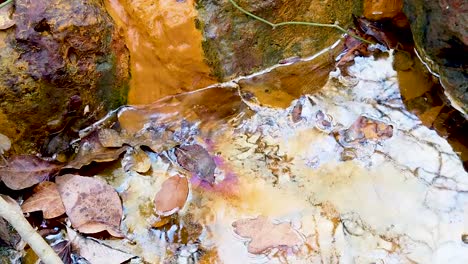 Agua-Contaminada-En-Cámara-Lenta-Con-Brillo-De-Aceite