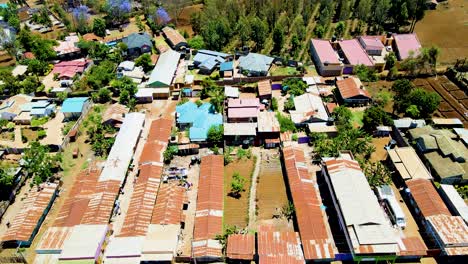 Ländliche-Dorfstadt-In-Kenia-Mit-Dem-Kilimandscharo-Im-Hintergrund