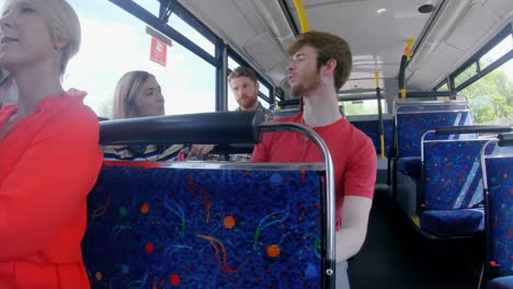 pasajeros que viajan en un autobús 4k