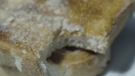 preparar tostadas en una cocina casera-6