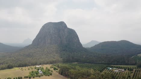 蒂布羅加根山 (tibrogargan hill) 的全景,位於澳洲的格拉斯豪斯山國家公園