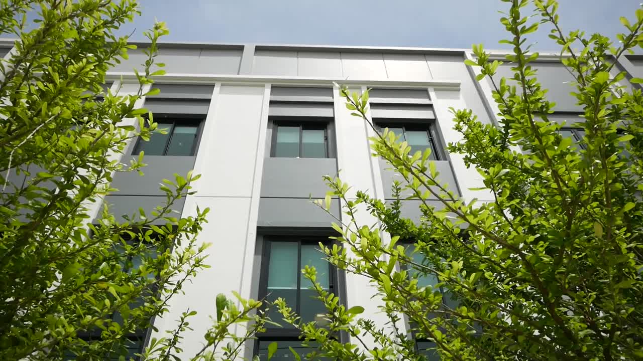 diseño exterior de edificio blanco moderno, ángulo bajo, sin gente-1