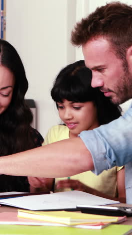 los padres ayudan a los niños a hacer los deberes