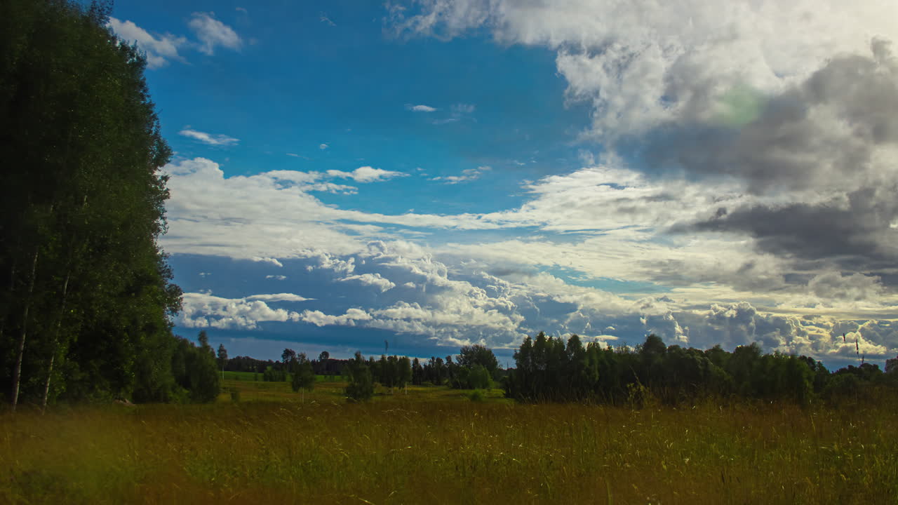 cielo con nubes avanzando en el tiempo